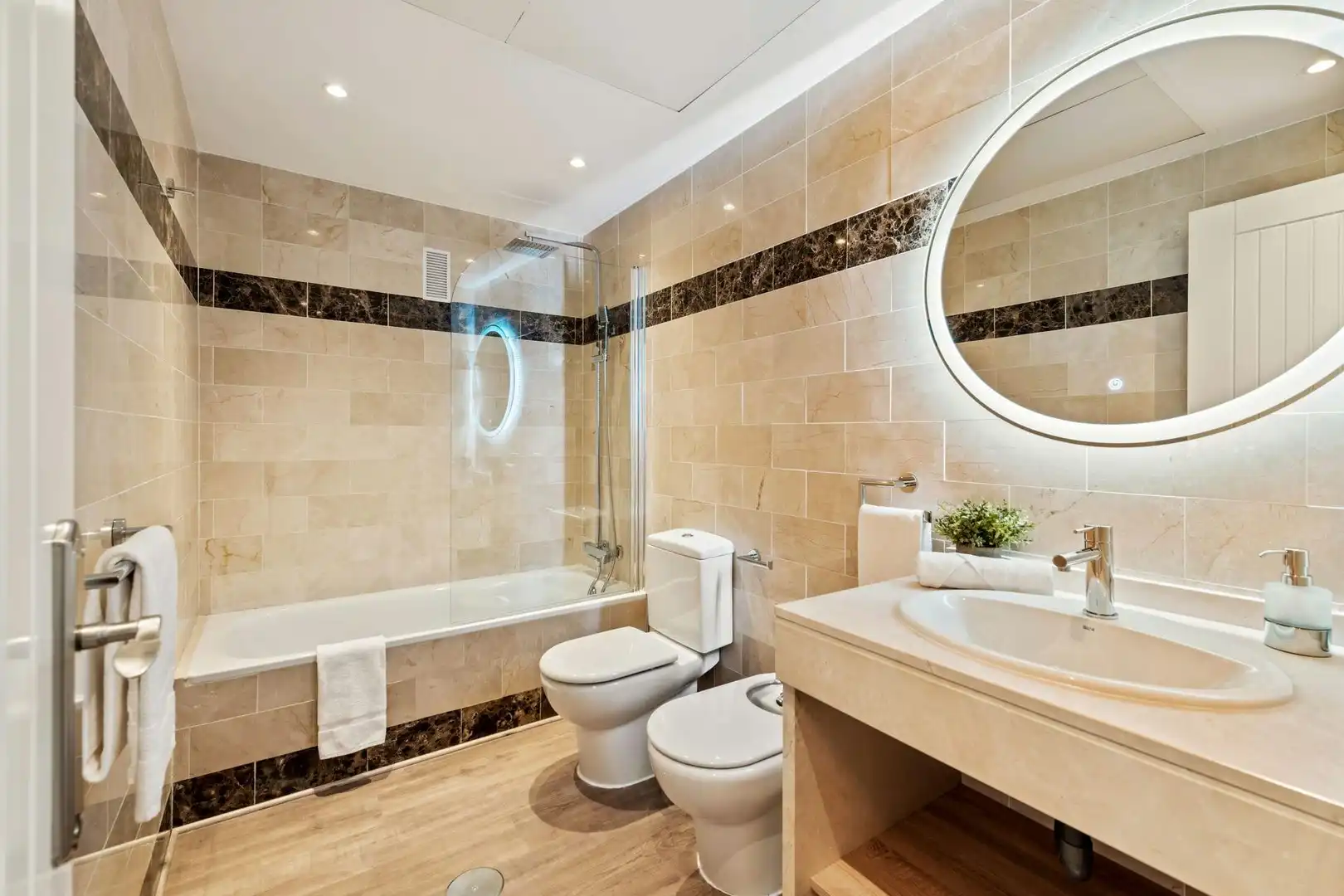Bany de Apartament en venda en Benahavís amb Piscina comunitària