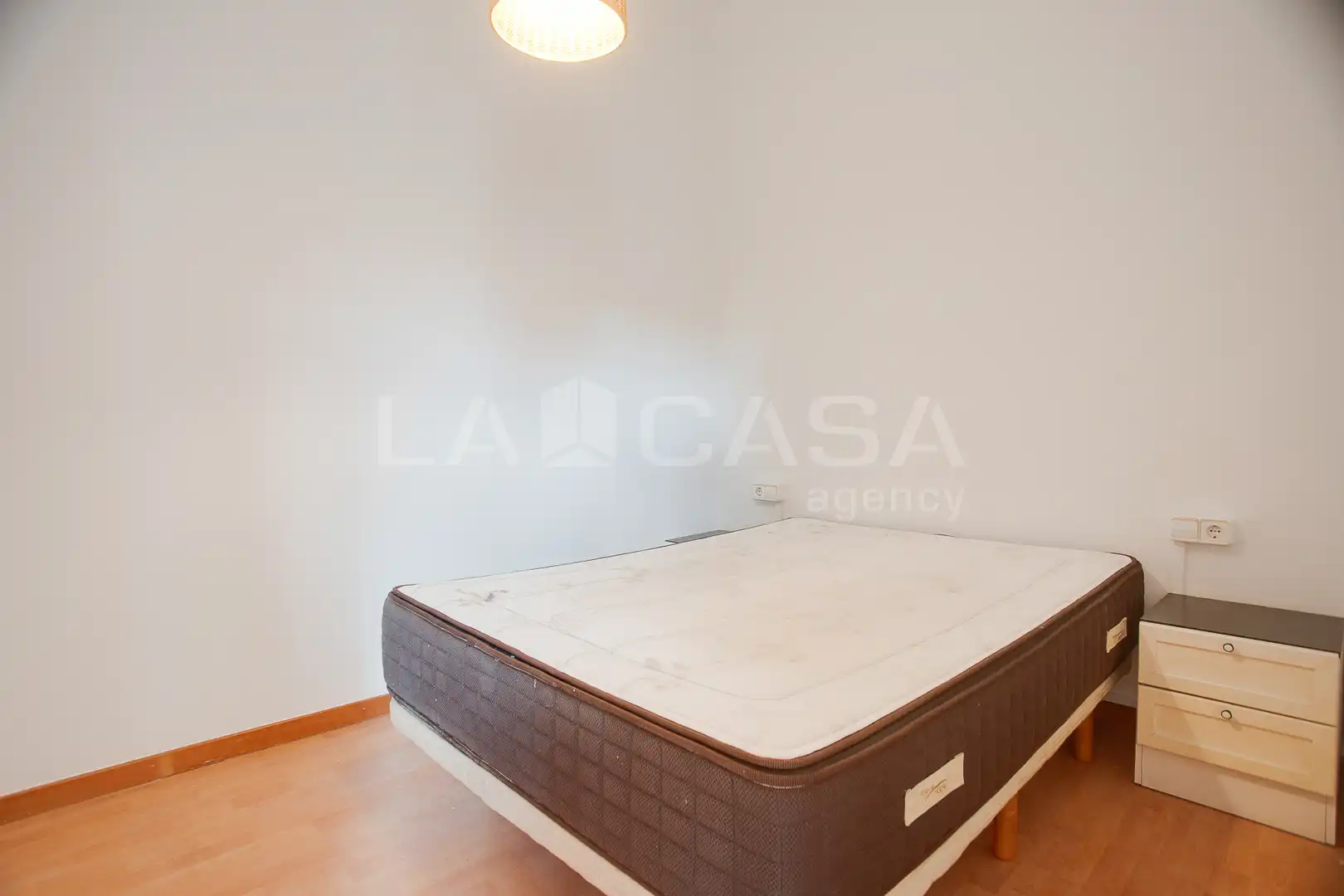 Schlafzimmer von Wohnung zum Verkauf in Barcelona mit Klimaanlage, Abstellraum und Ofen