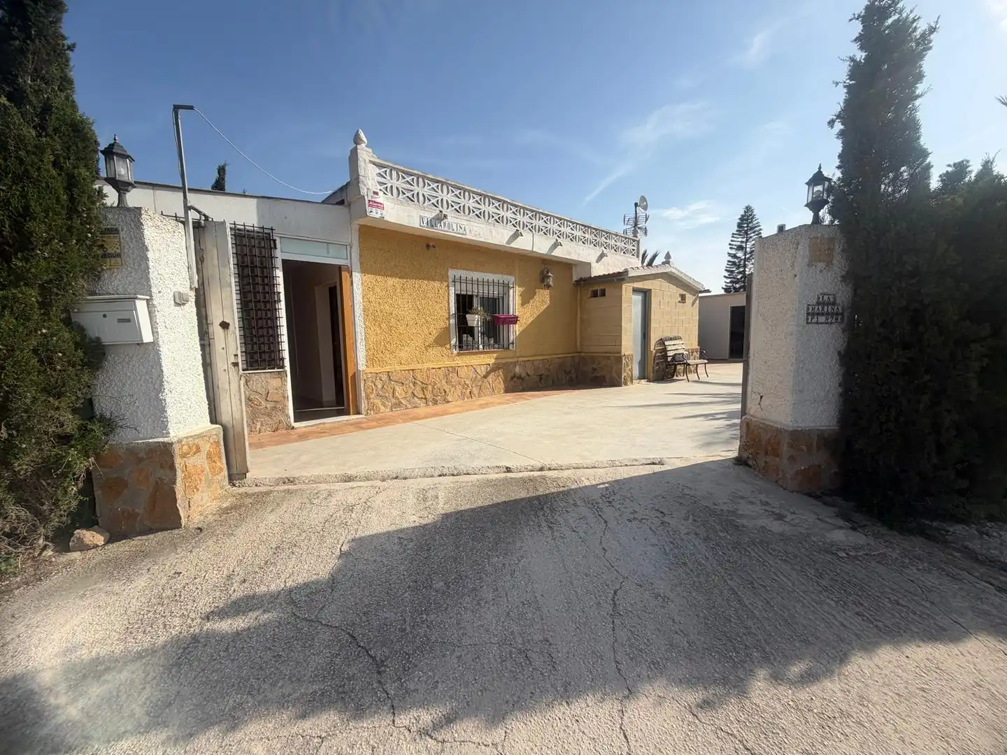 Vista exterior de Casa o xalet en venda en Elche / Elx amb Aire condicionat, Jardí privat i Terrassa
