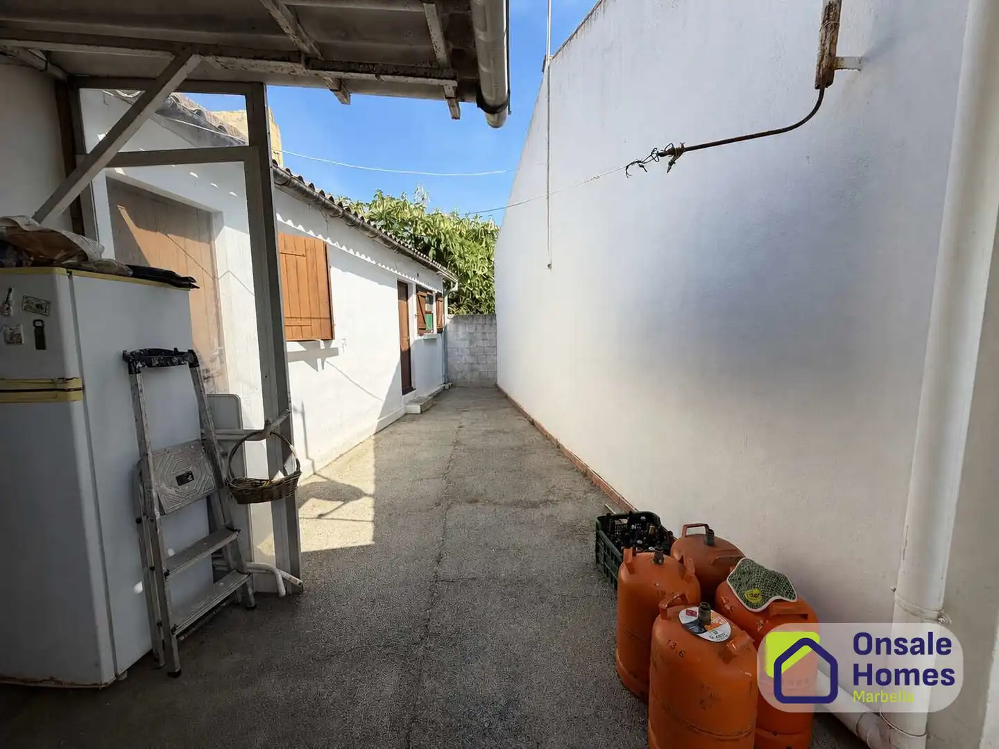 Vista exterior de Casa o xalet en venda en Estepona amb Jardí privat, Terrassa i Traster