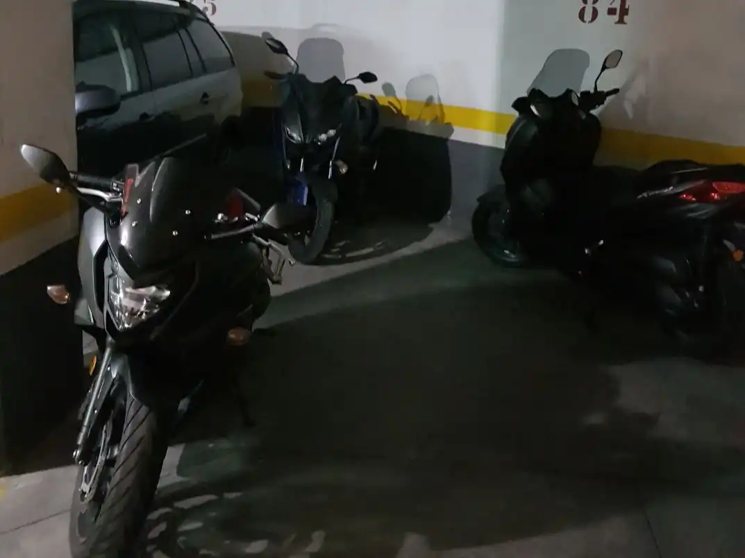 Moto in affitto a Calle Juan Martínez Villergas 4G
