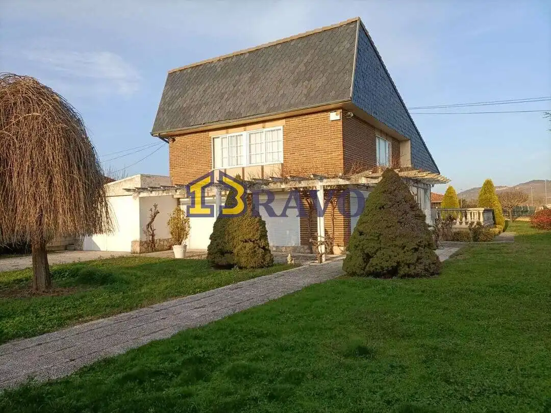 Chalet con jardín en venta en Medina de Pomar