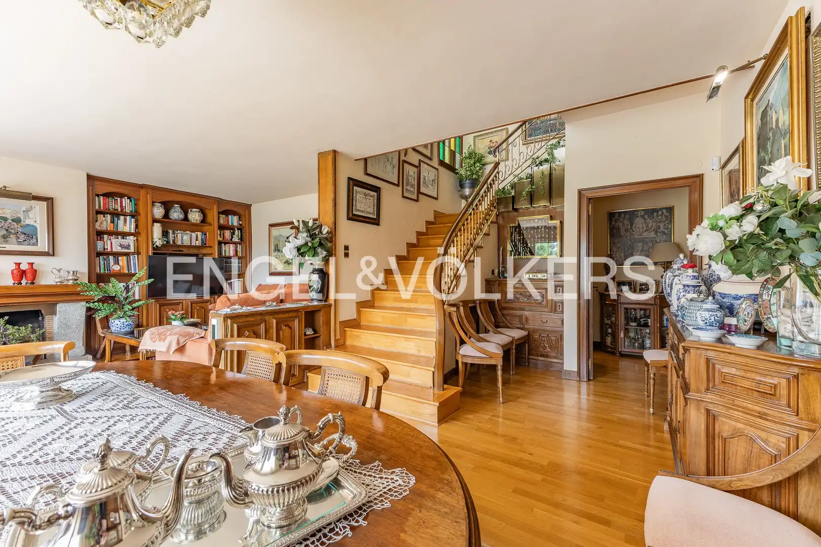 Menjador de Casa o xalet en venda en Cerdanyola del Vallès amb Calefacció, Jardí privat i Parquet