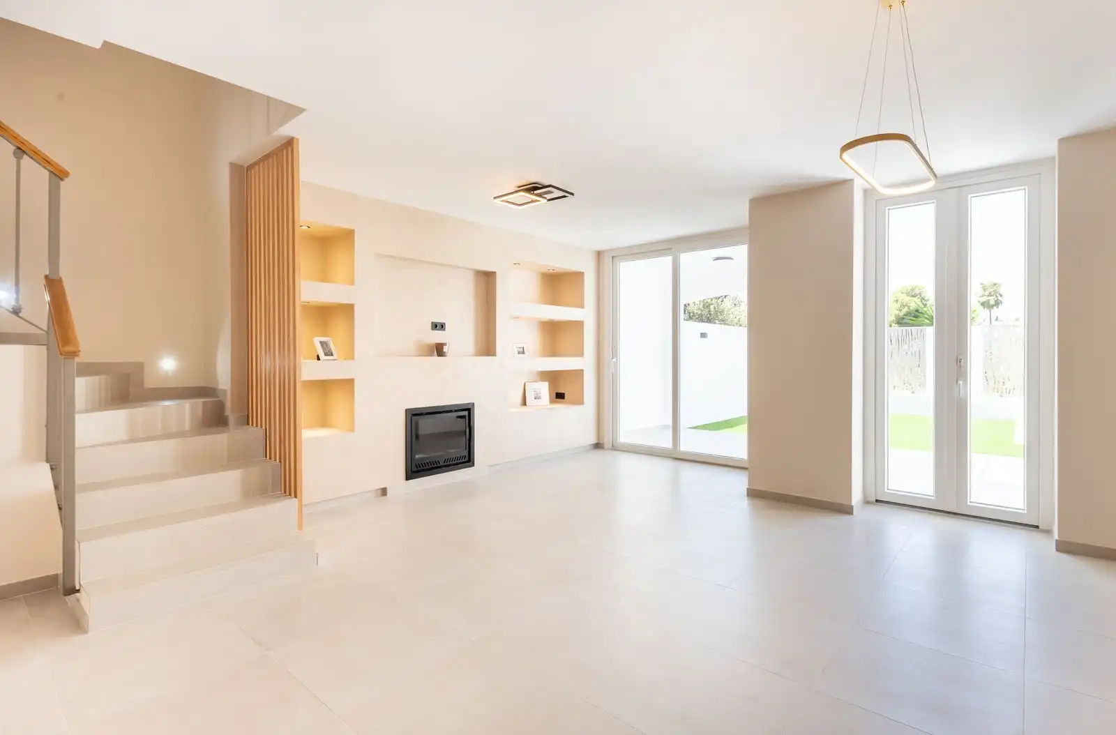 Sala d'estar de Casa adosada en venda en Estepona amb Aire condicionat, Terrassa i Traster