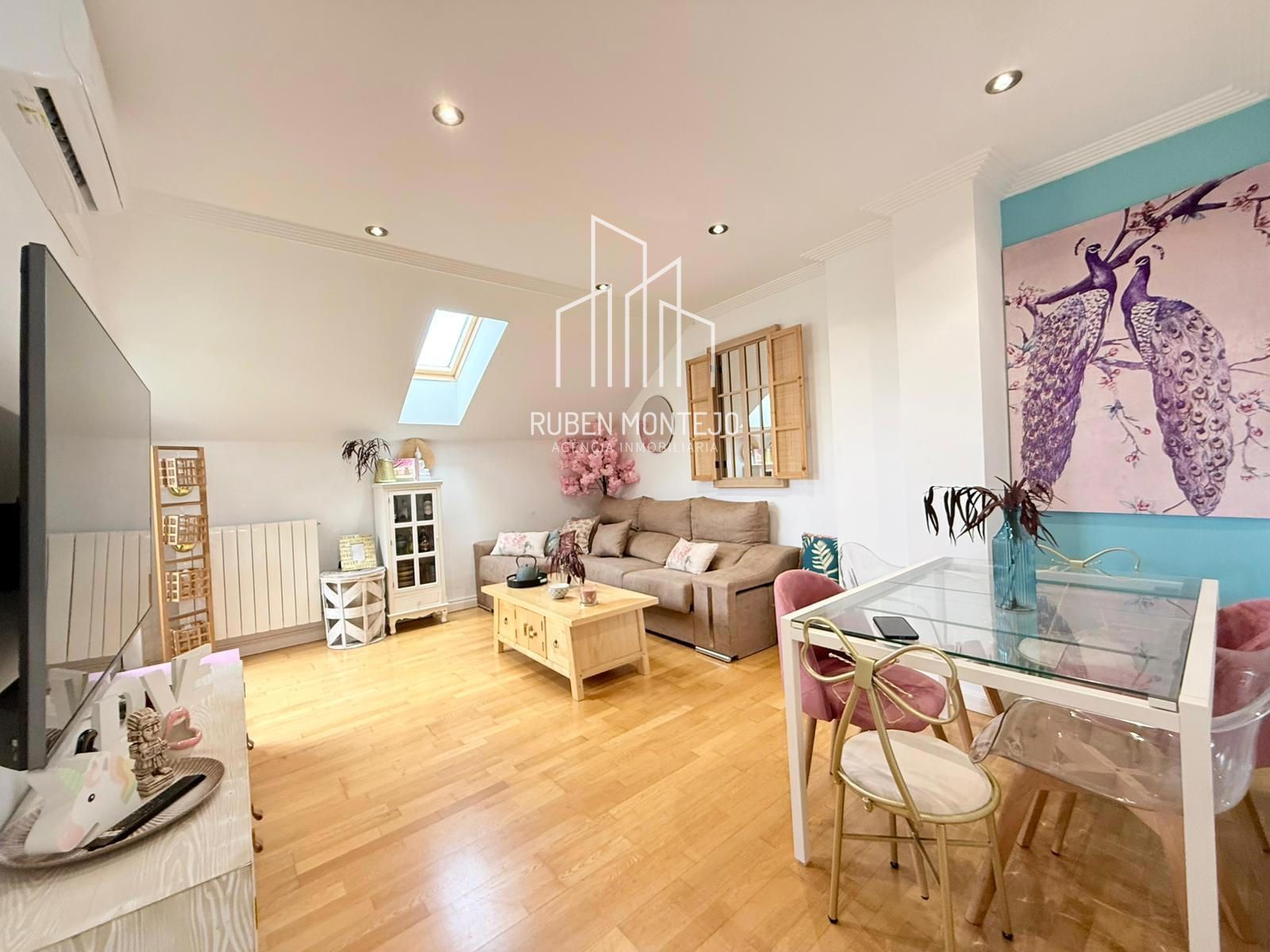 Sala d'estar de Àtic de lloguer en Salamanca Capital amb Aire condicionat, Calefacció i Parquet