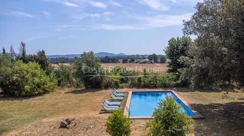 Masía catalogada del siglo XVII en venta entre Girona y la Costa Brava con jardín, piscina y encanto histórico, image 4