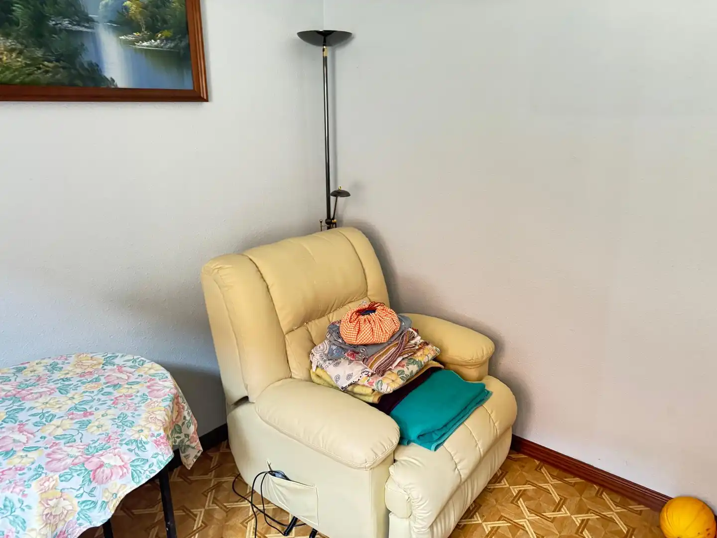 Sala d'estar de Casa o xalet en venda en Urdiales del Páramo amb Calefacció, Traster i Internet