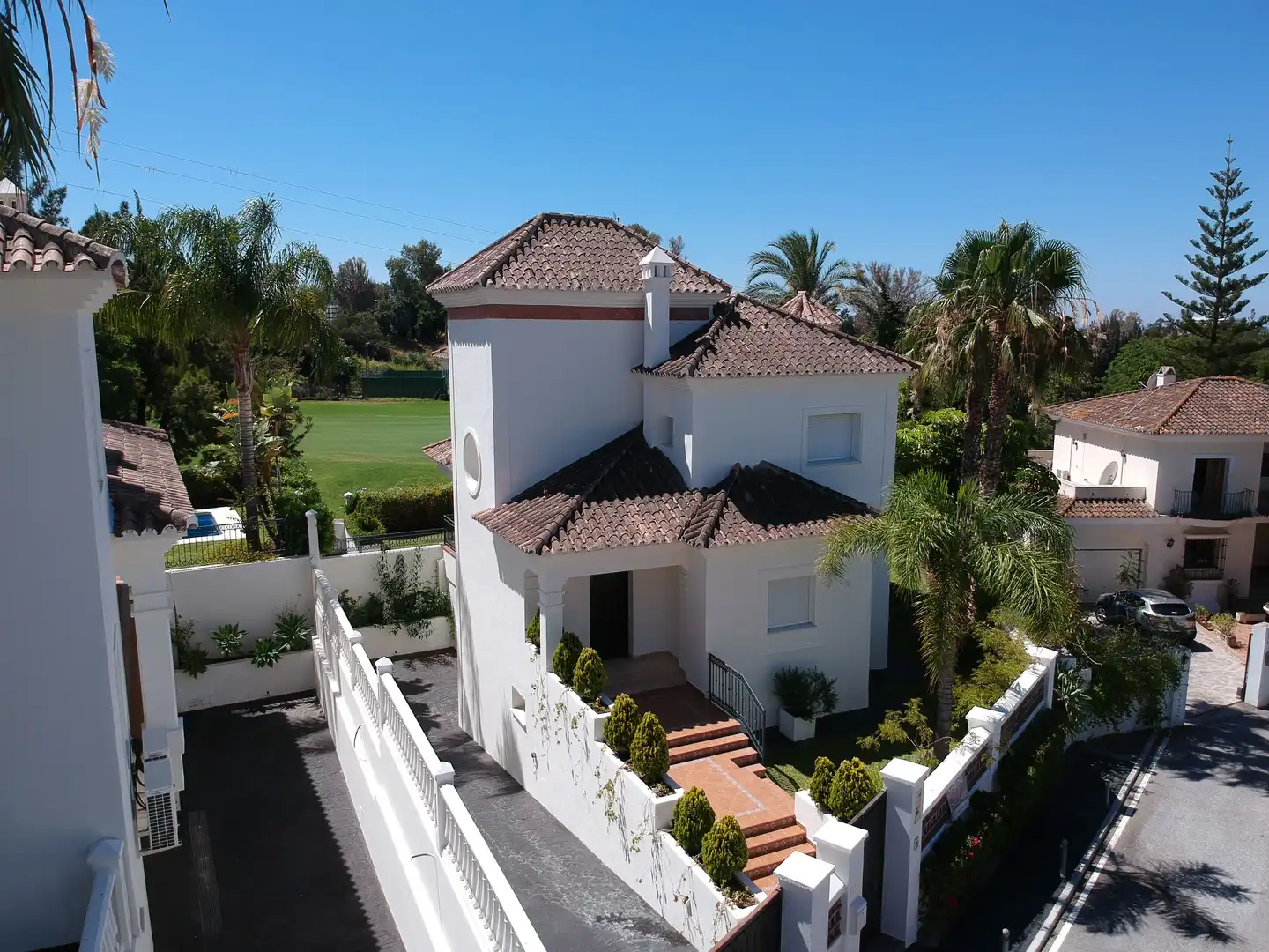 Vista exterior de Casa o xalet en venda en Marbella amb Aire condicionat, Calefacció i Jardí privat
