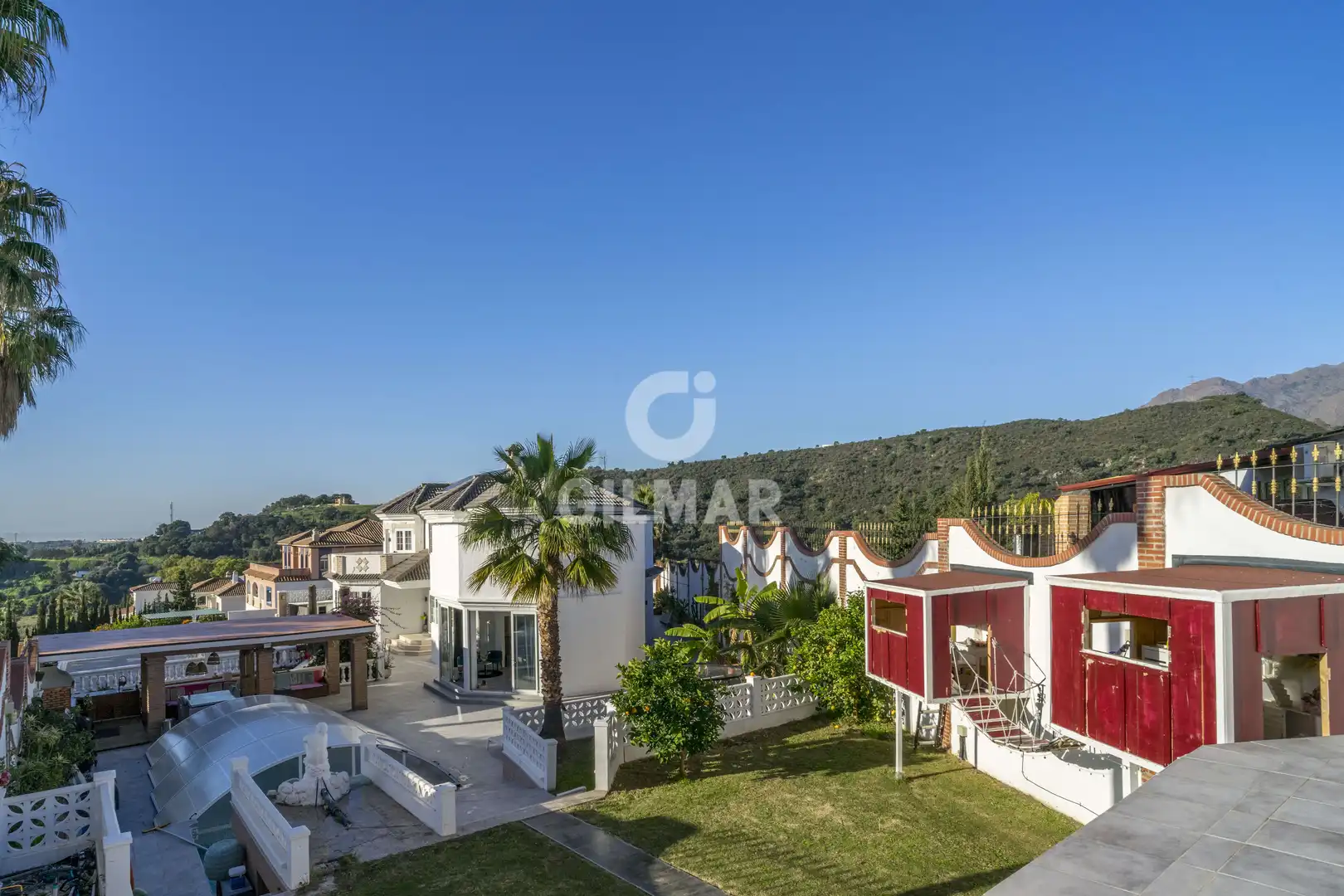 Vista exterior de Casa o xalet en venda en Estepona amb Jardí privat i Piscina