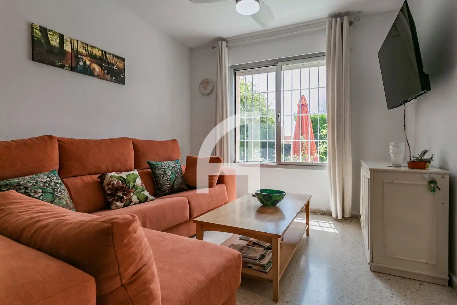 Wohnzimmer von Einfamilien-Reihenhaus zum Verkauf in Estepona mit Heizung, Terrasse und Schwimmbad