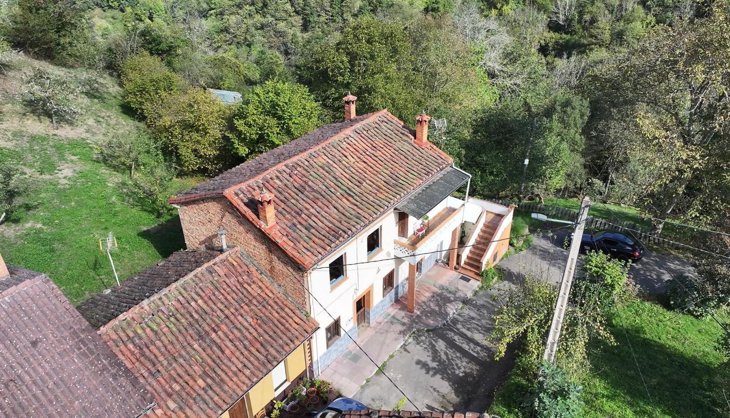Exterior view of House or chalet for sale in San Martín del Rey Aurelio  with Heating, Terrace and Storage room