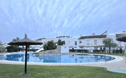 Piscina de Casa adosada en venda en Chiclana de la Frontera amb Jardí privat, Terrassa i Piscina comunitària
