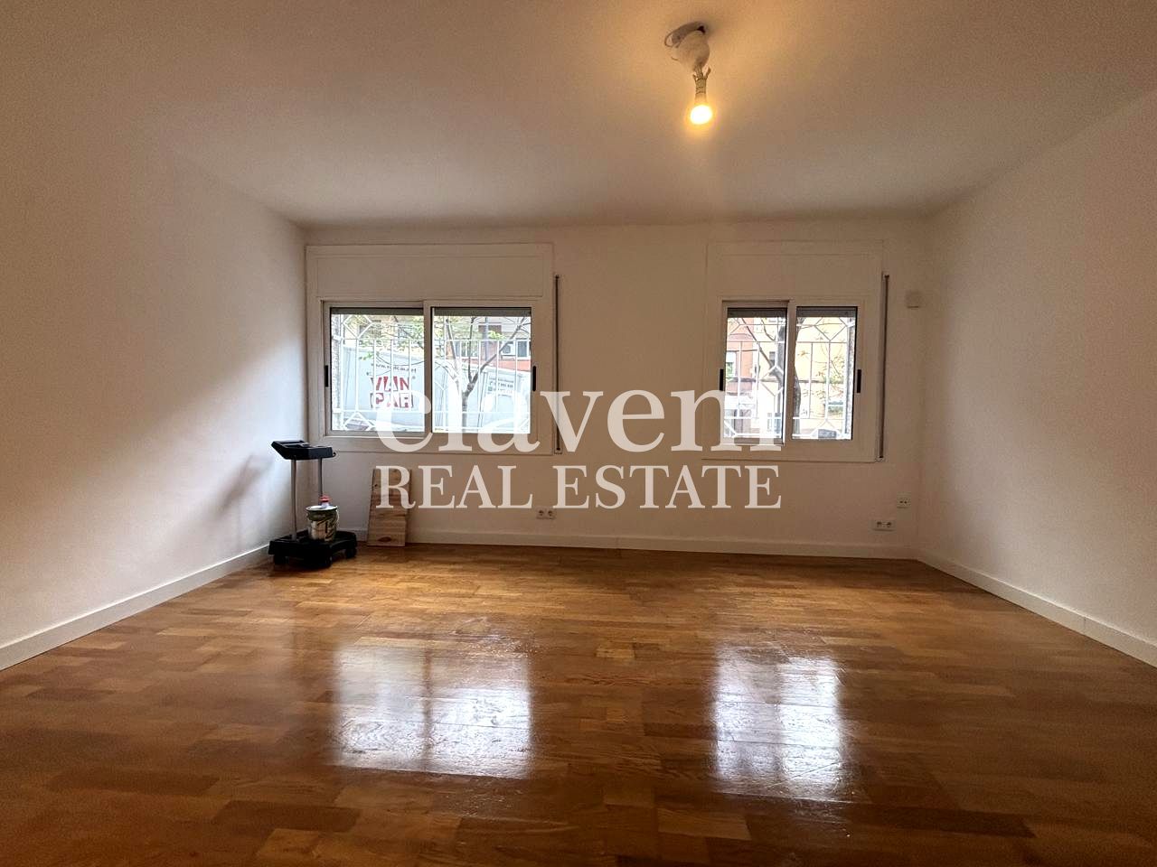 Exterior view of Planta baja for sale in  Barcelona Capital