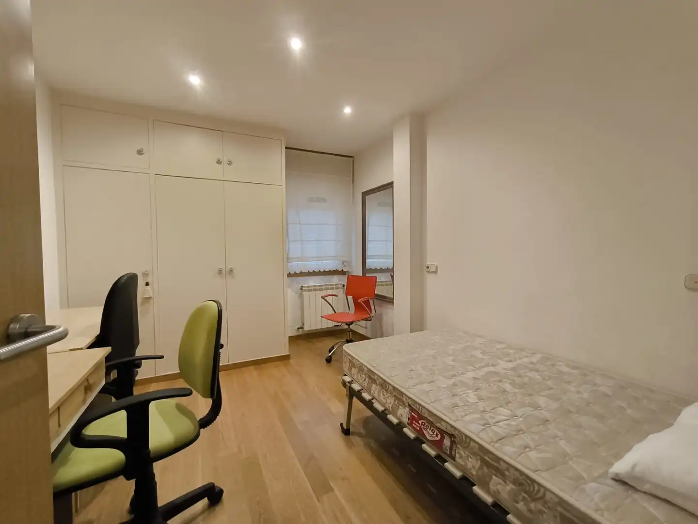 Bedroom of Flat for rent in Santiago de Compostela   with Heating, Parquet flooring and Furnished