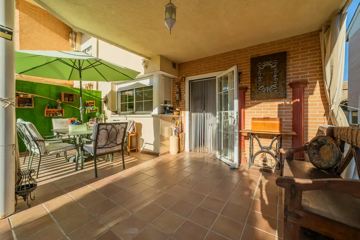 Casa aparellada amb terrassa en venda a Calle Sierra de Gredos 64, imagen 7