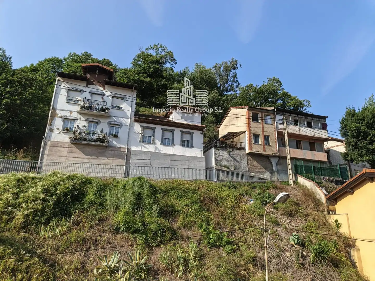 Vista exterior de Edifici en venda en Mieres (Asturias)