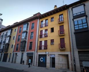 Vista exterior de Pis de lloguer en León Capital  amb Terrassa i Balcó