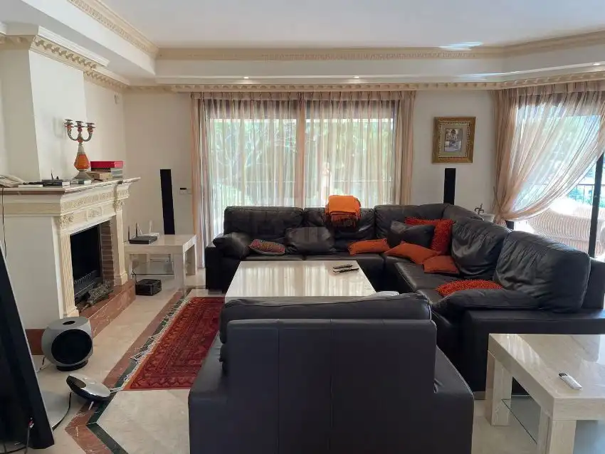 Sala d'estar de Casa o xalet de lloguer en Benahavís amb Aire condicionat, Calefacció i Jardí privat