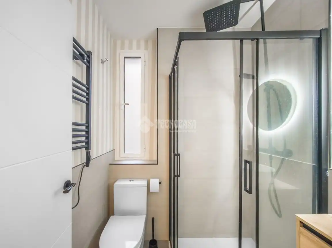 Bathroom of Flat for sale in Madrid  with Air Conditioner and Heating