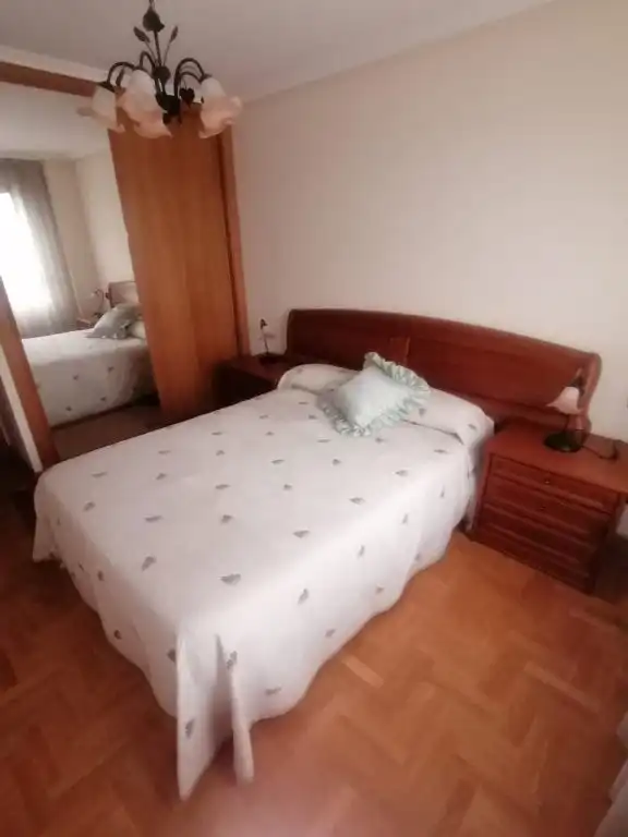Dormitori de Pis en venda en Gijón  amb Calefacció, Parquet i Terrassa