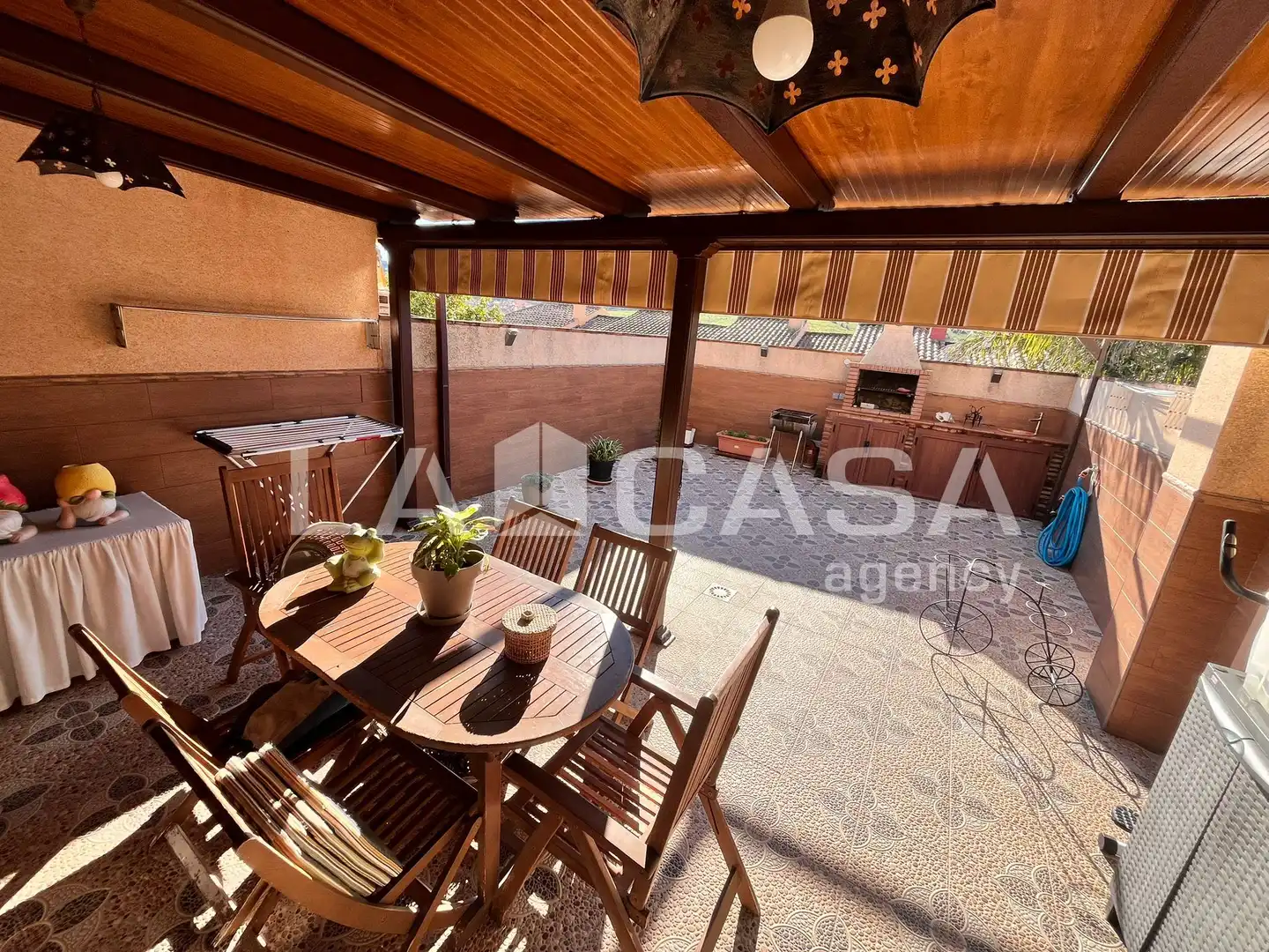Terrasse von Einfamilien-Reihenhaus zum Verkauf in Algeciras mit Klimaanlage, Abstellraum und Schwimmbad