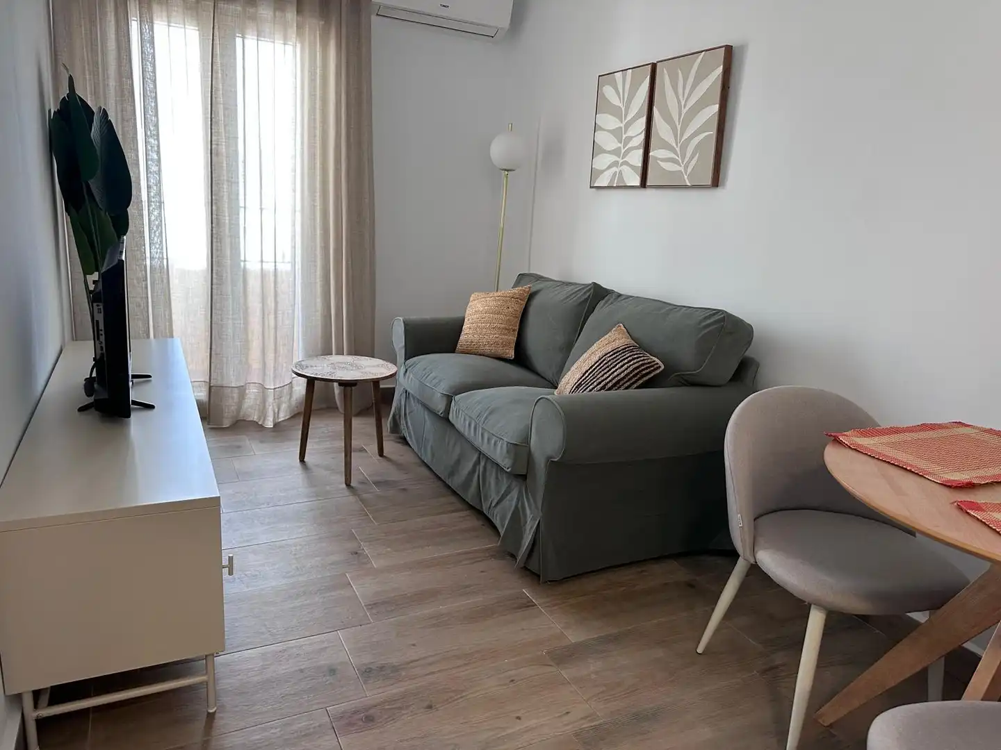 Sala d'estar de Pis de lloguer en  Sevilla Capital amb Aire condicionat, Terrassa i Moblat