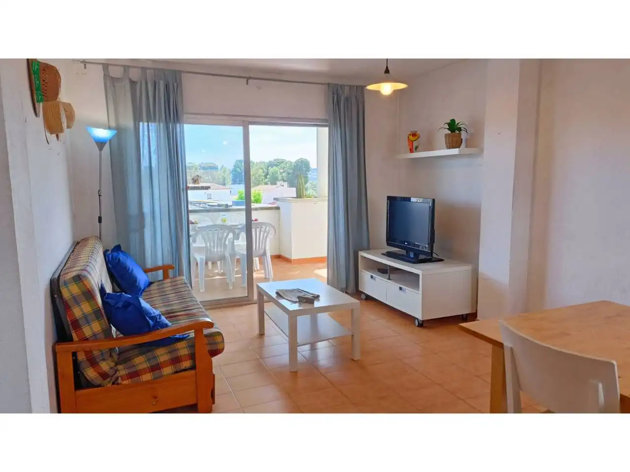 Sala de estar de Piso en venta en L'Escala con Terraza, Amueblado y Piscina comunitaria