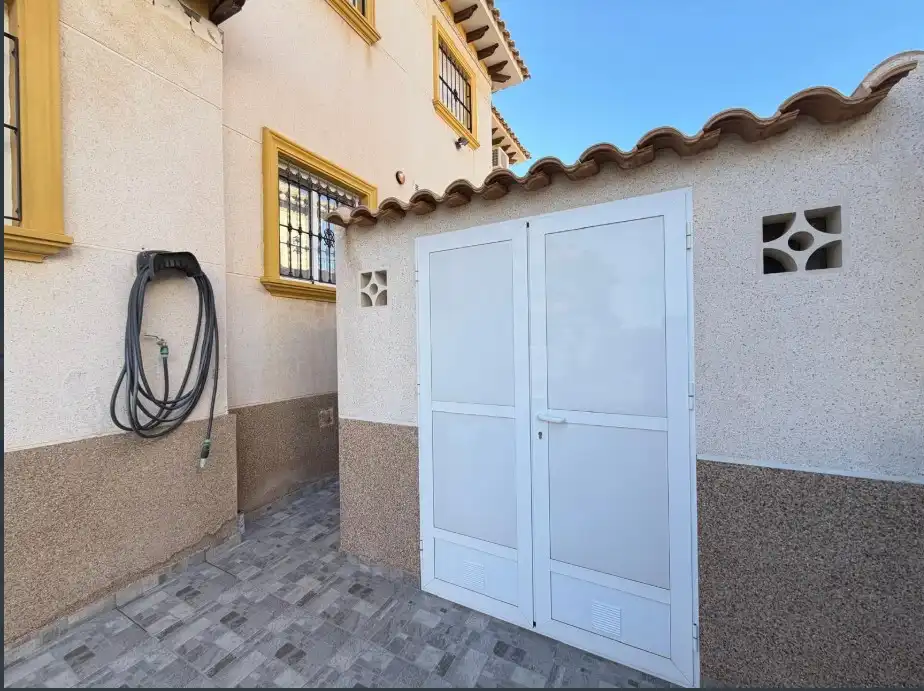 Vista exterior de Casa o xalet en venda en Orihuela amb Aire condicionat, Calefacció i Terrassa