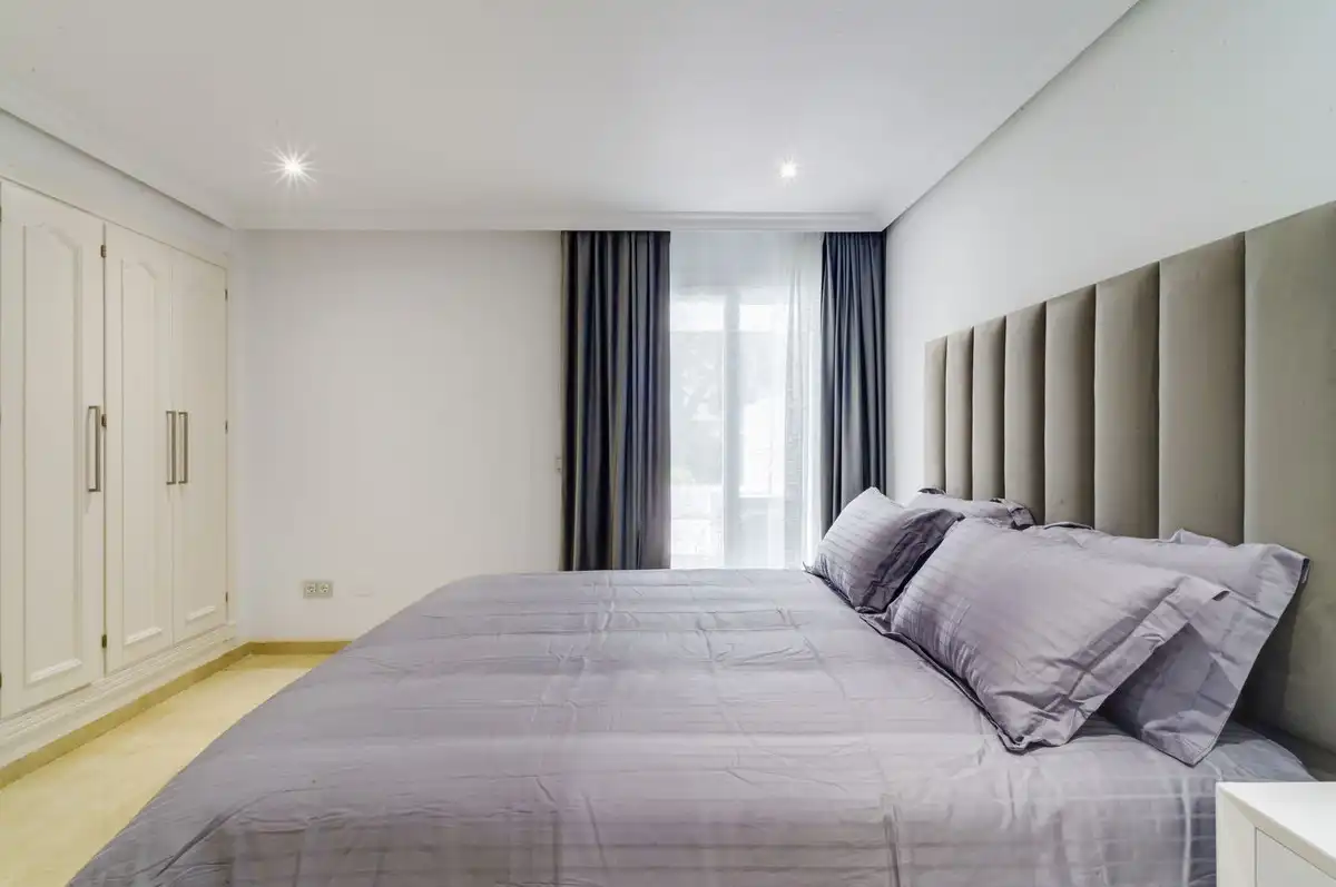 Habitación de Planta baja de alquiler en Estepona con Aire acondicionado, Terraza y Piscina comunitaria