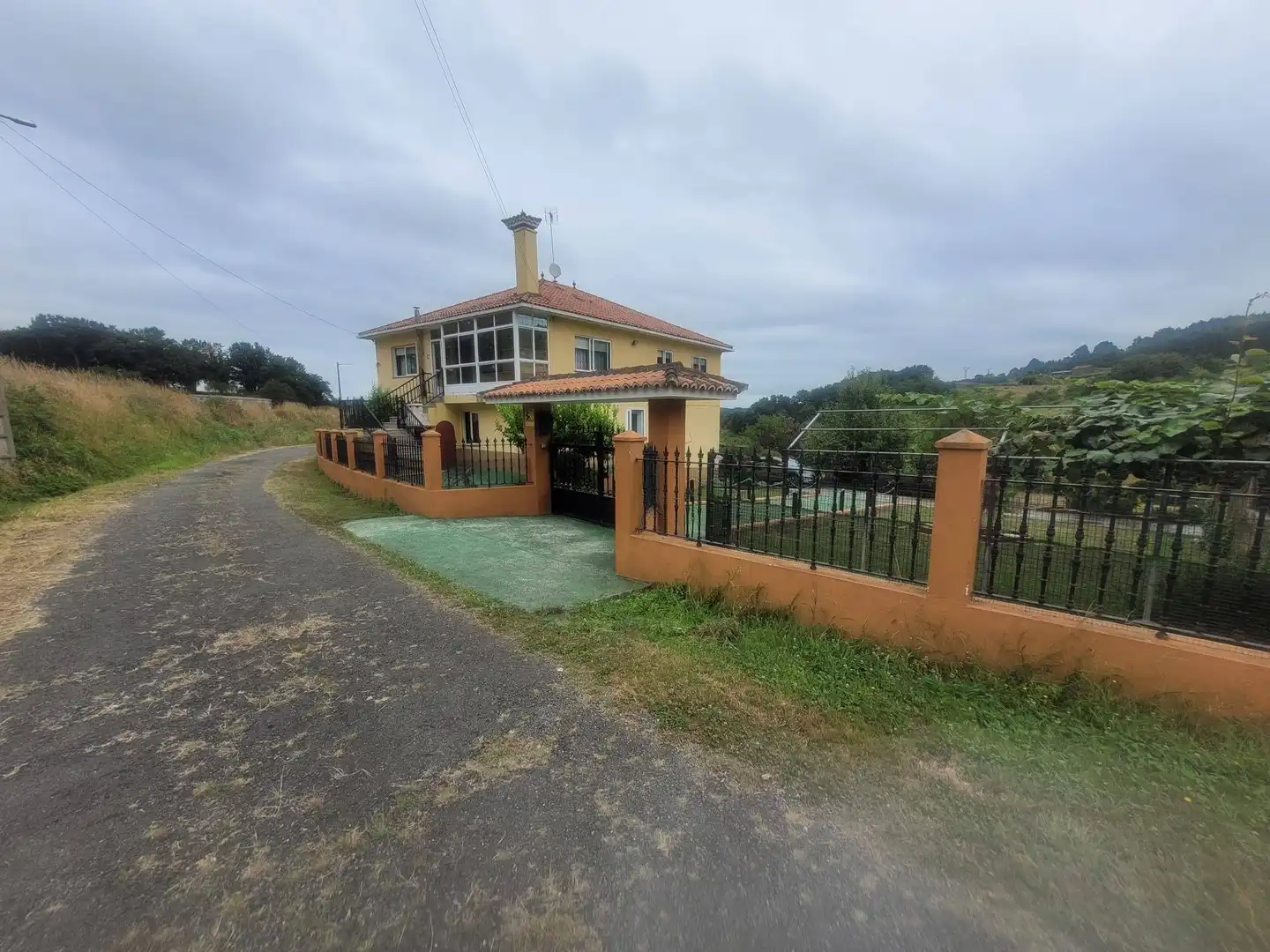 Vista exterior de Casa o xalet en venda en A Estrada  amb Jardí privat, Traster i Piscina