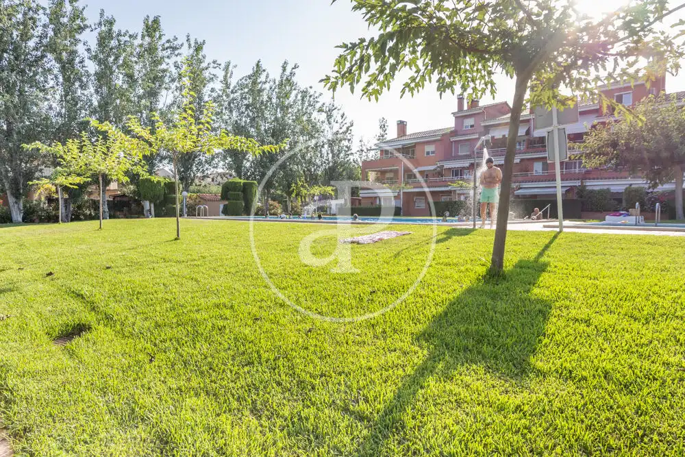 Jardí de Casa adosada en venda en Castellón de la Plana / Castelló de la Plana amb Aire condicionat, Calefacció i Jardí privat