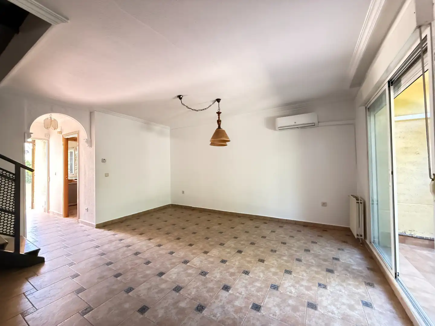 Einfamilien-Reihenhaus zum Verkauf in Rivas-Vaciamadrid mit Klimaanlage, Heizung und Privatgarten