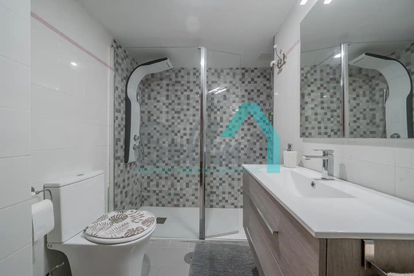 Baño de Planta baja de alquiler en Oviedo  con Calefacción, Parquet y Amueblado