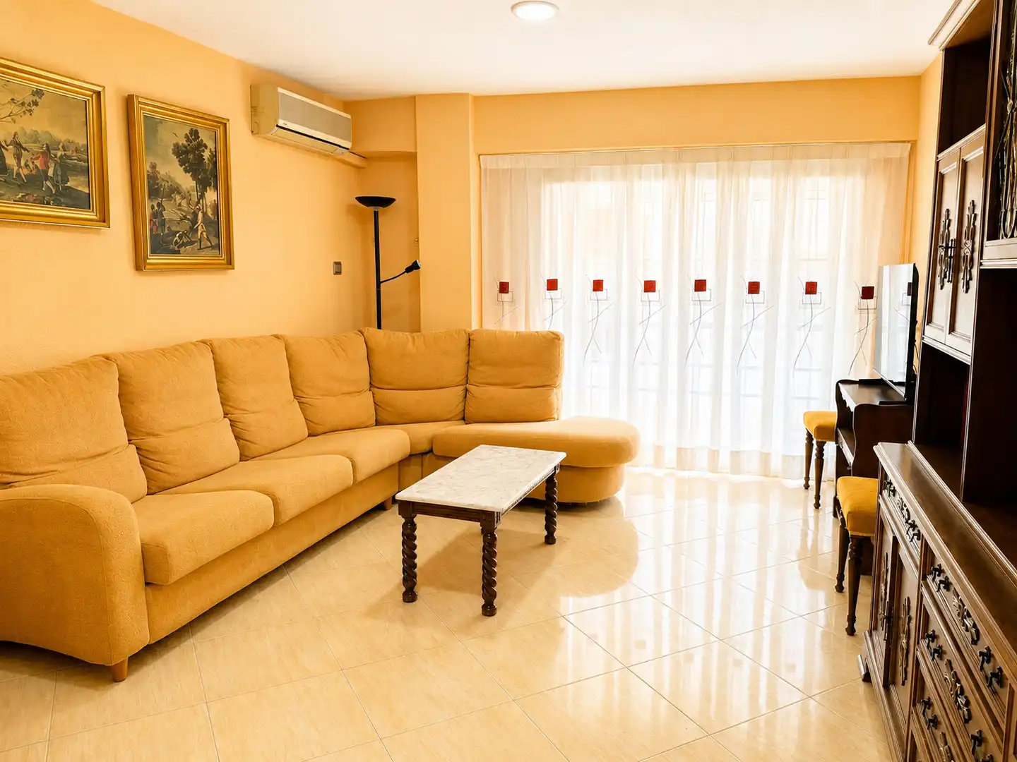 Living room of Flat for sale in Valencia  with Air Conditioner, Furnished and Oven