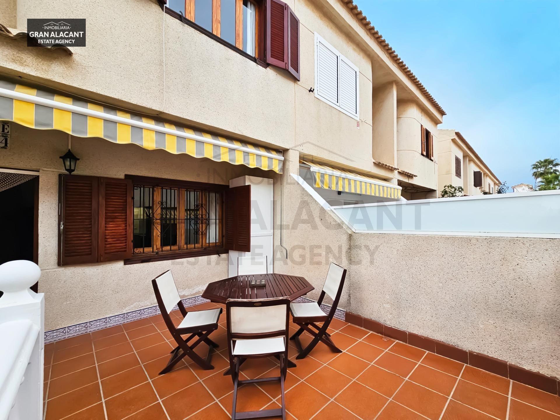 Vista exterior de Casa o xalet en venda en Santa Pola amb Aire condicionat, Jardí privat i Terrassa
