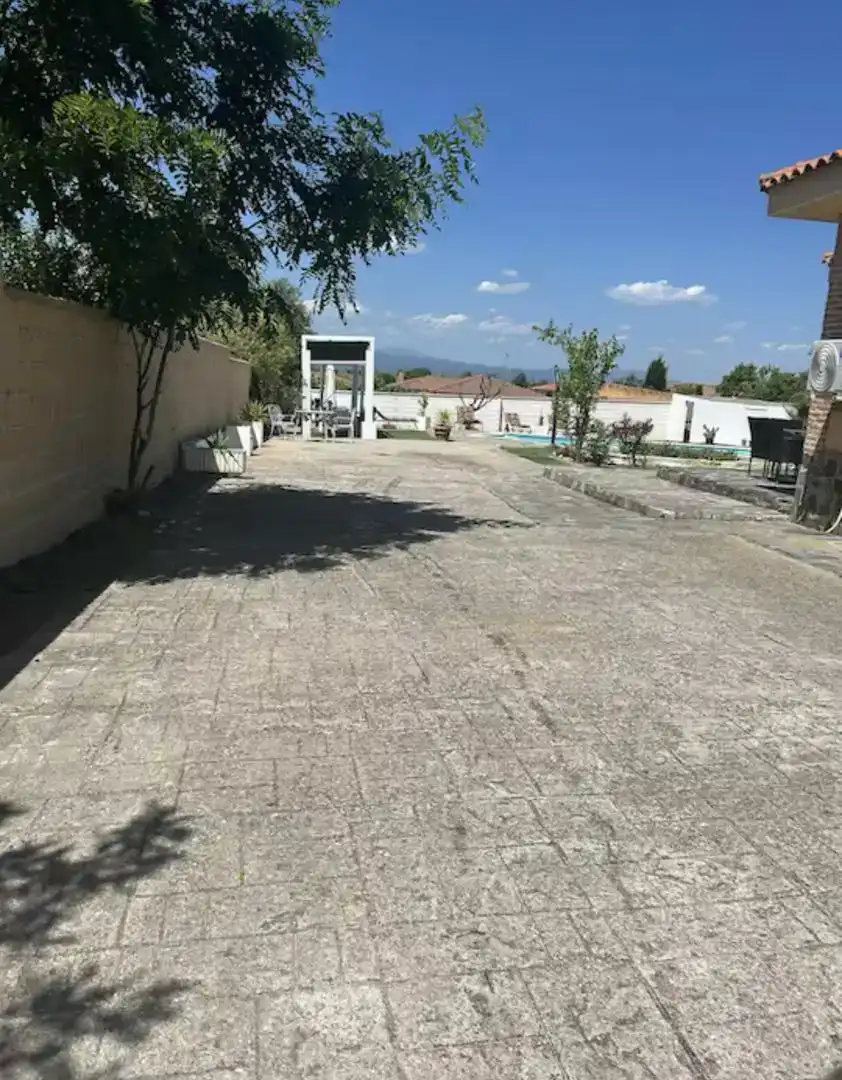 Aparcament de Casa o xalet en venda en Lucillos amb Aire condicionat, Traster i Moblat