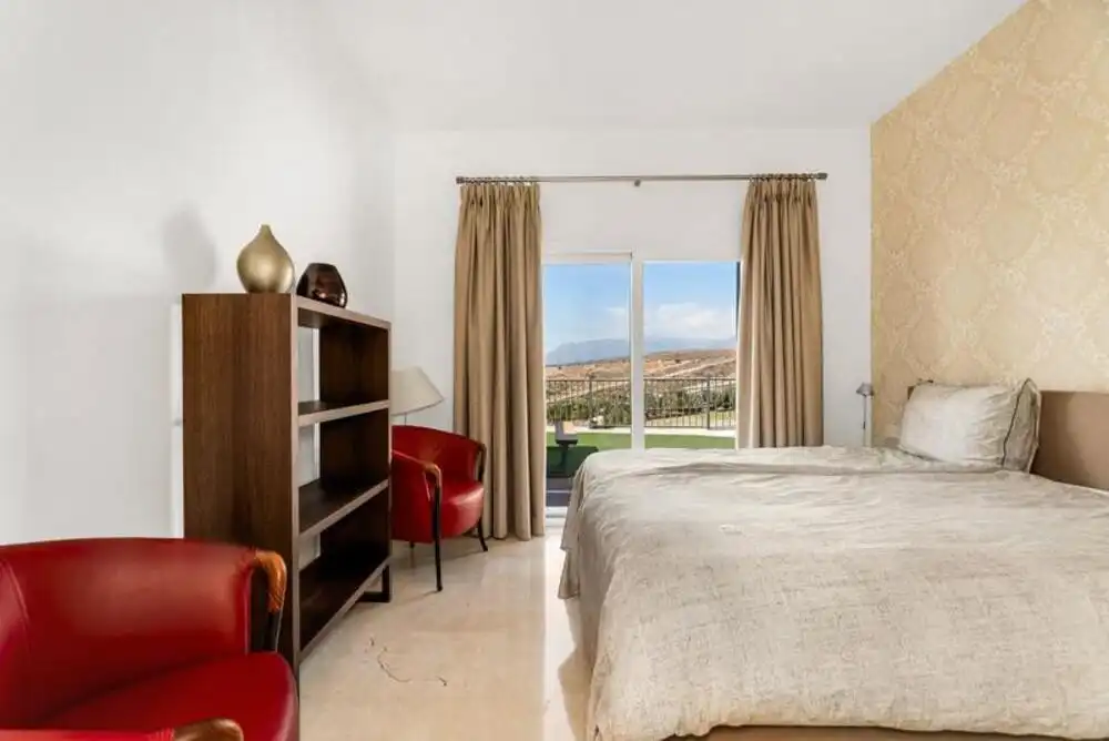 Habitación de Planta baja en venta en Benahavís con Aire acondicionado, Jardín privado y Terraza