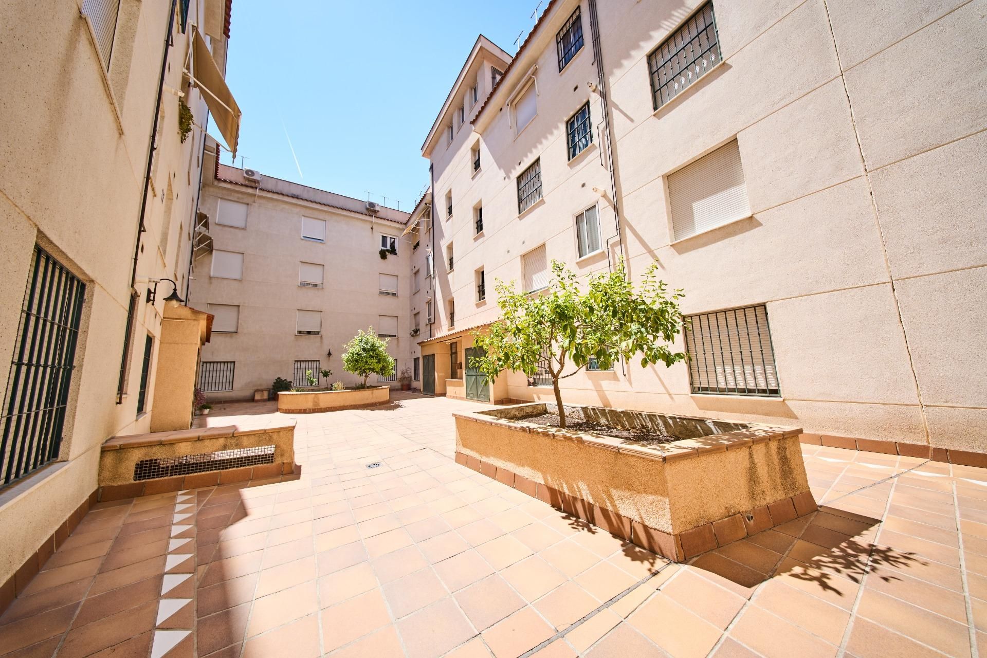 Exterior view of Flat for sale in  Granada Capital  with Balcony