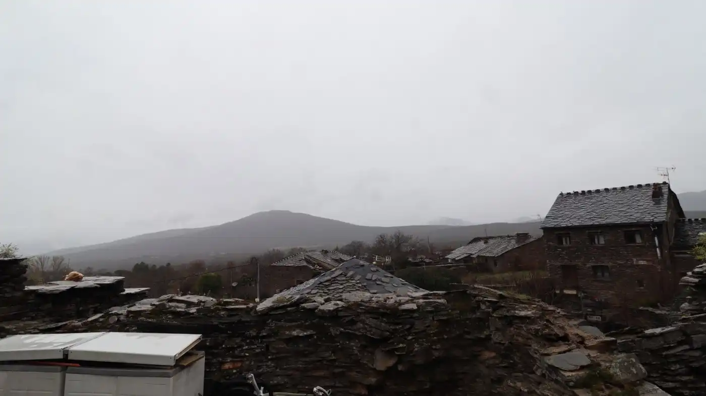 Vista exterior de Casa o xalet en venda en Majaelrayo amb Calefacció, Jardí privat i Terrassa