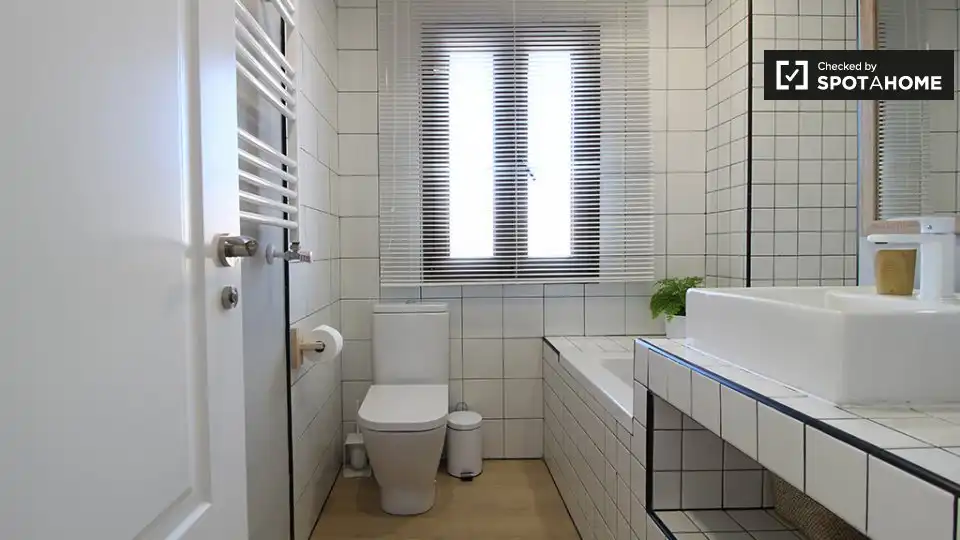 Bathroom of Flat for rent in Madrid  with Air Conditioner, Heating and Furnished