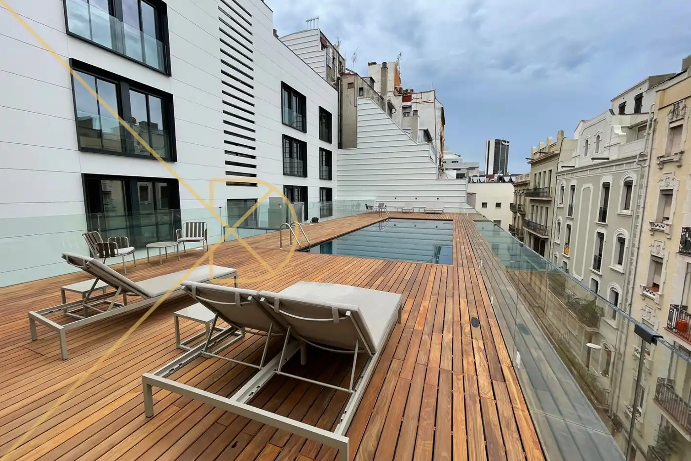 Schwimmbecken von Wohnung zum Verkauf in Barcelona mit Klimaanlage, Heizung und Parkett