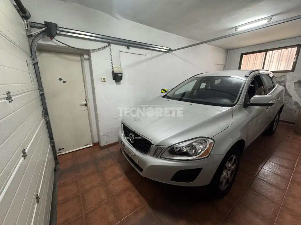 Aparcament de Casa adosada en venda en Guadalajara amb Aire condicionat, Calefacció i Terrassa
