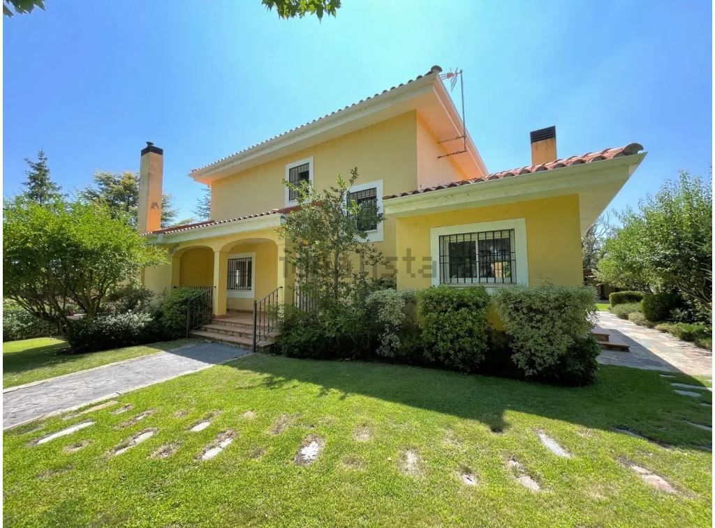 Vista exterior de Casa o xalet en venda en San Lorenzo de El Escorial amb Aire condicionat, Jardí privat i Terrassa