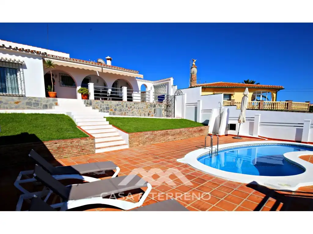 Vista exterior de Casa o chalet en venta en Vélez-Málaga con Aire acondicionado, Piscina y TV