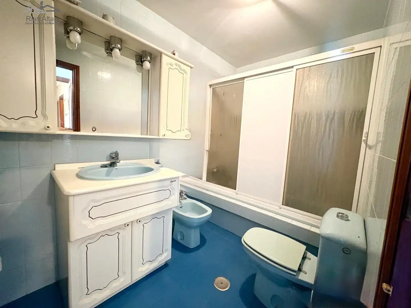 Baño de Piso en venta en Cambre  con Calefacción, Parquet y Trastero
