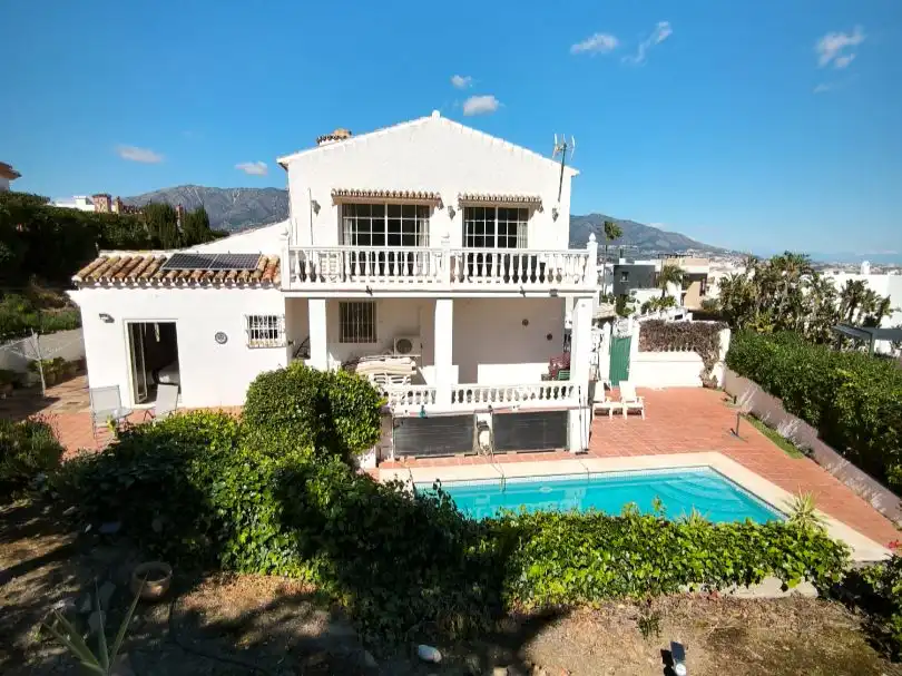 Vista exterior de Casa o xalet en venda en Mijas amb Aire condicionat, Terrassa i Piscina