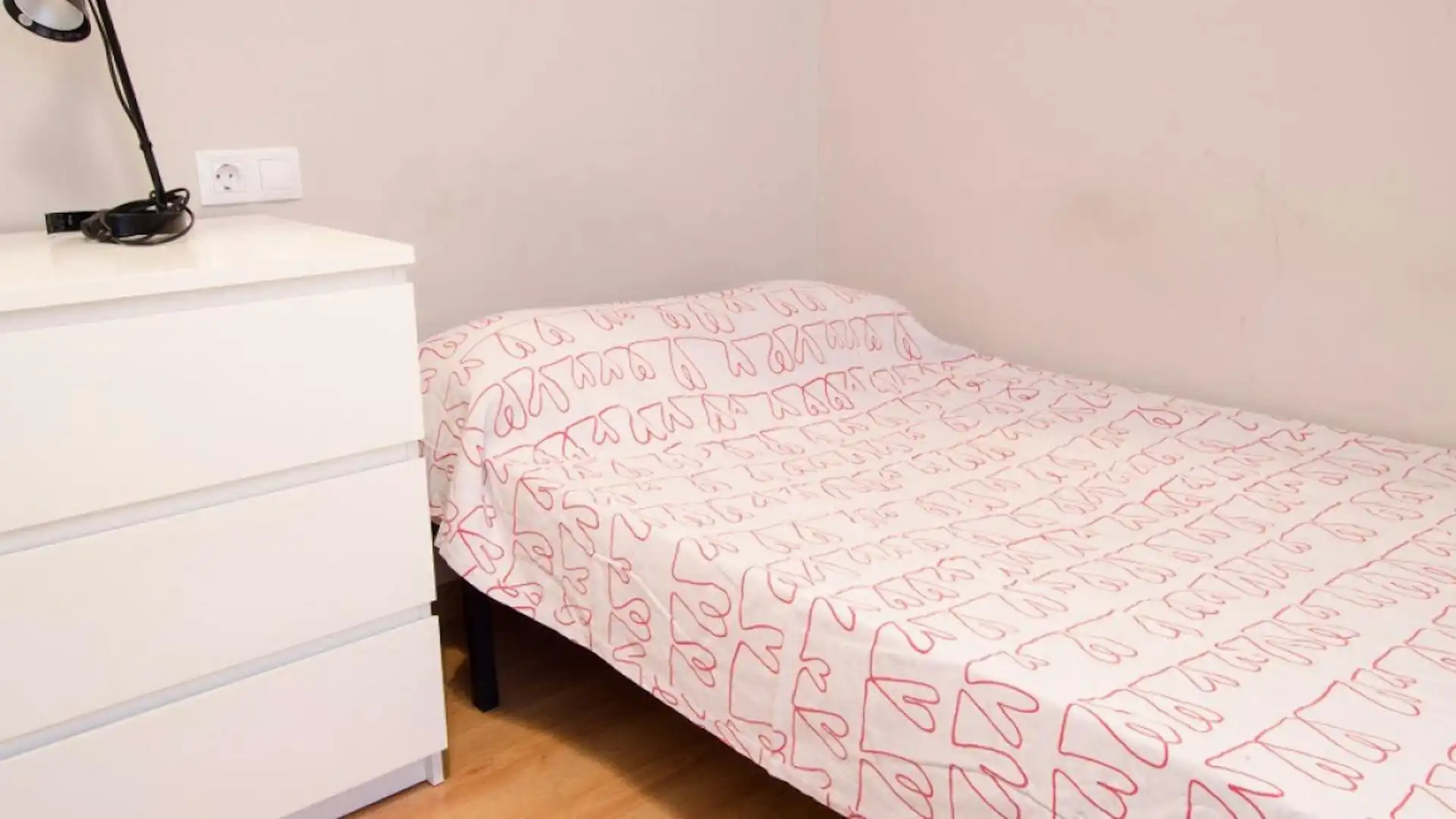 Schlafzimmer von Wohnung zur untervermieten in  Valencia Capital mit Waschmaschine und Internet