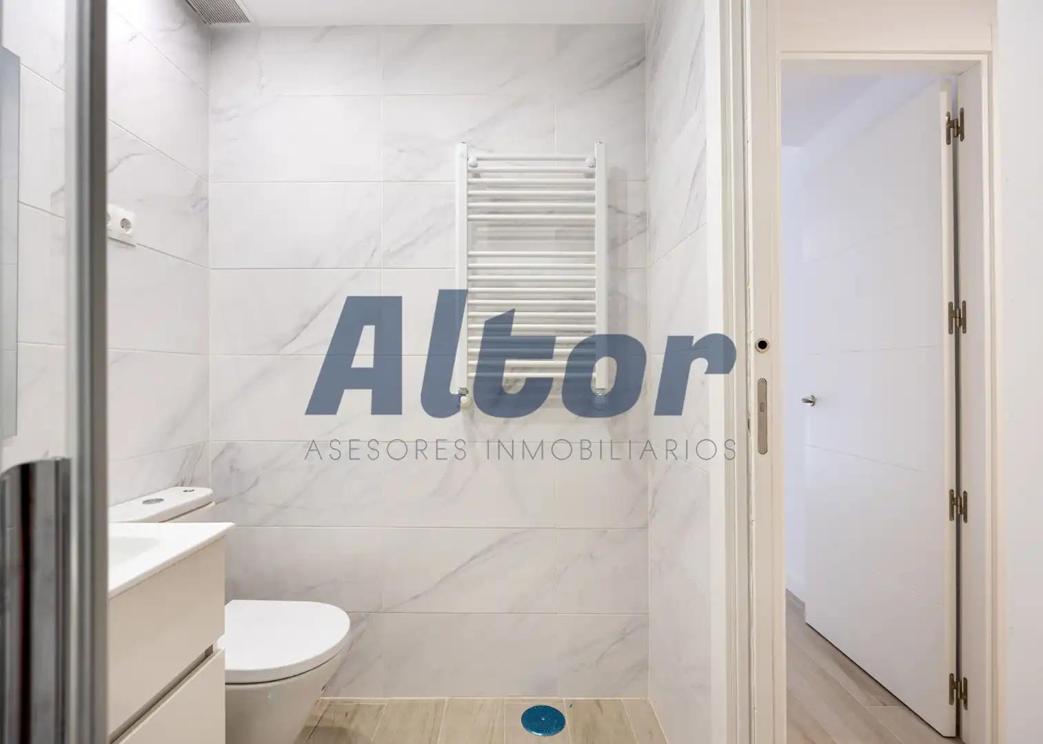 Bathroom of Flat for sale in Madrid  with Air Conditioner, Heating and Storage room