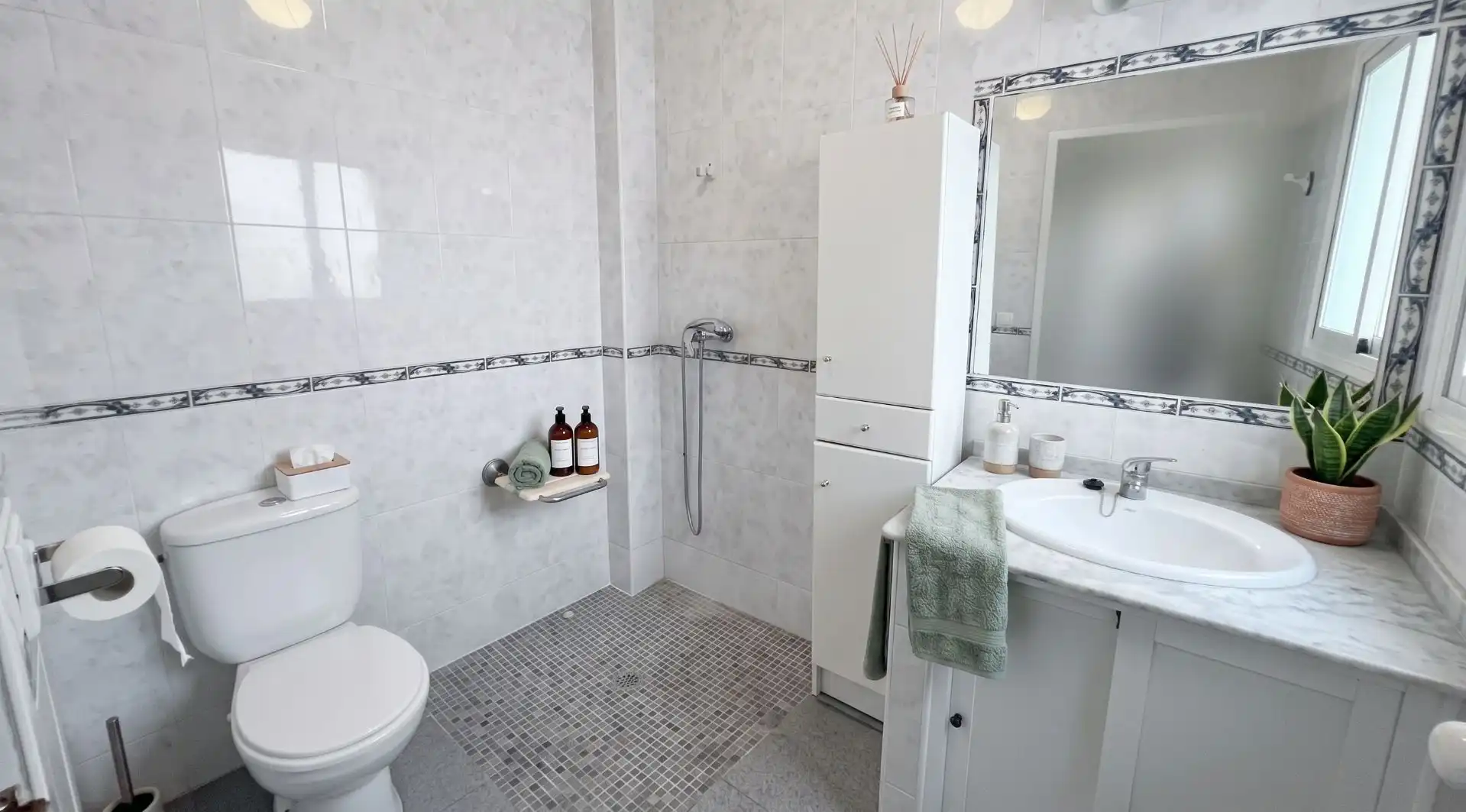 Bathroom of Country homes for sale in El Bosque, Cádiz