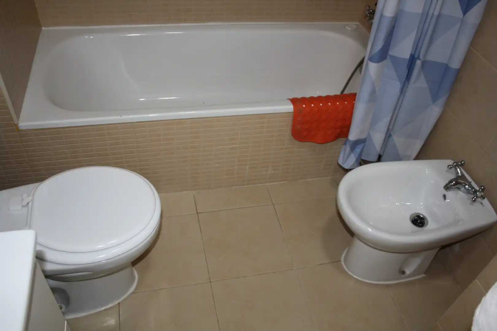 Badezimmer von Einfamilien-Reihenhaus zum Verkauf in Montequinto mit Klimaanlage, Heizung und Terrasse